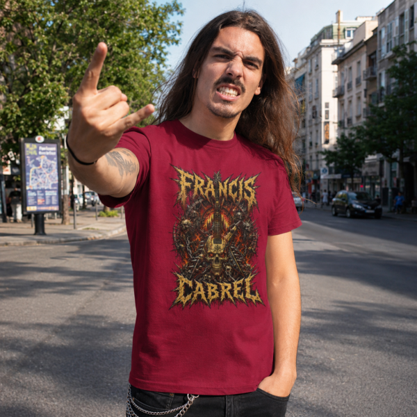 jeune homme arborant un T-shirt Francis cabrel metal rouge