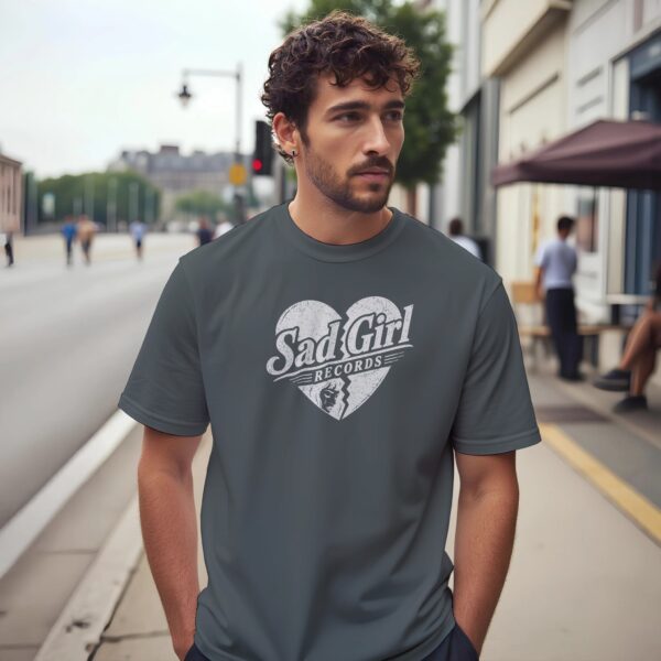 Un gars avec un T-shirt Sad Girl Records