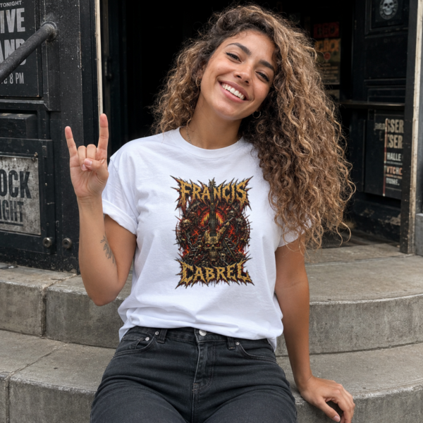 Femme avec le T-shirt metal Francis Cabrel
