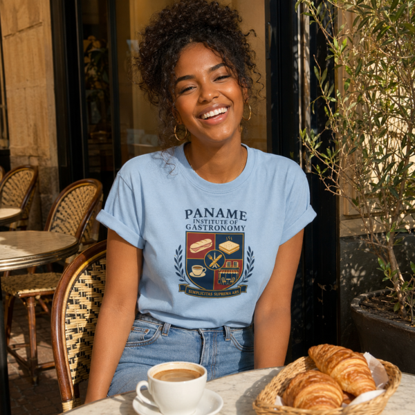 Un femme montre son tshirt Paname Institute of Gastronomy
