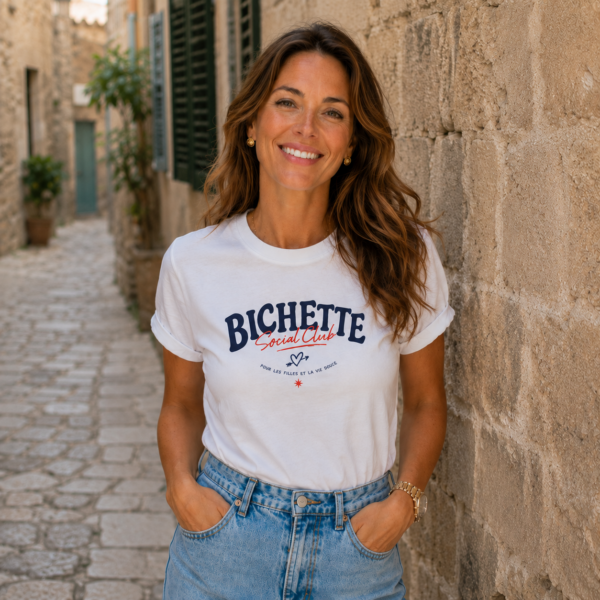 femme avec un tshirt Bichette Social Club dans la rue