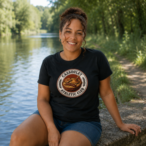 Une femme portant le t-shirt Cassoulet Athletic Club