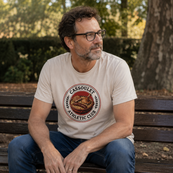 Un homme avec le t-shirt Cassoulet Athletic Club