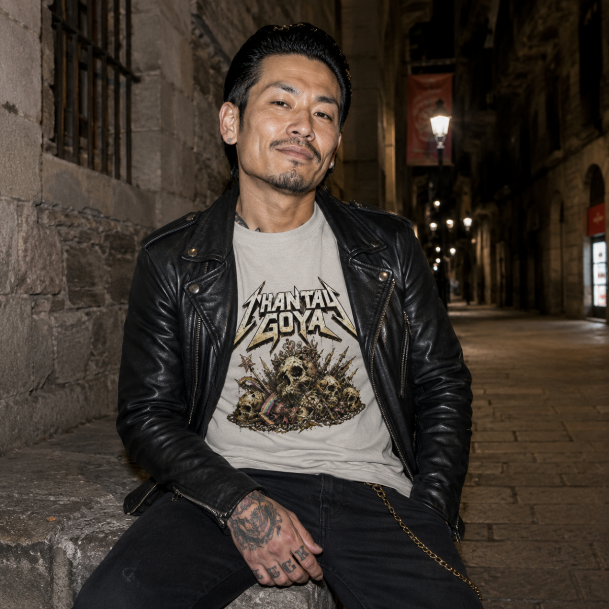 Un homme porte le t-shirt Chantal Goya Metal sable