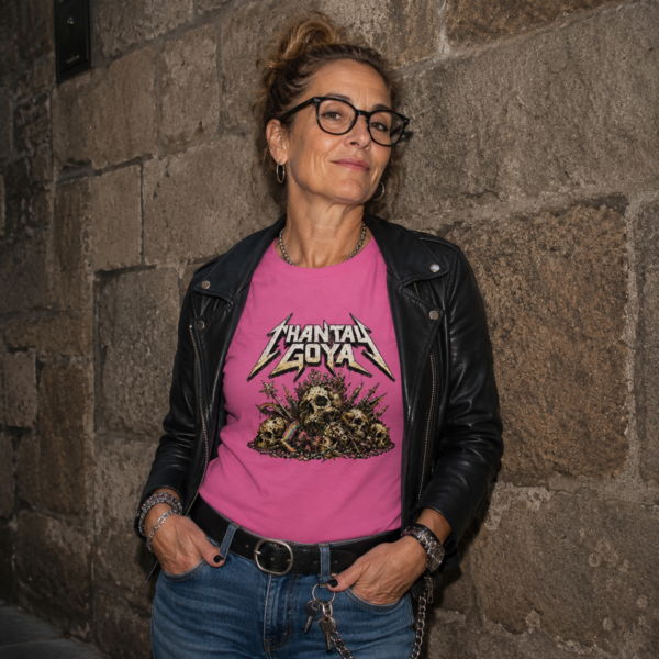 Une femme porte le t-shirt Chantal Goya Metal rose