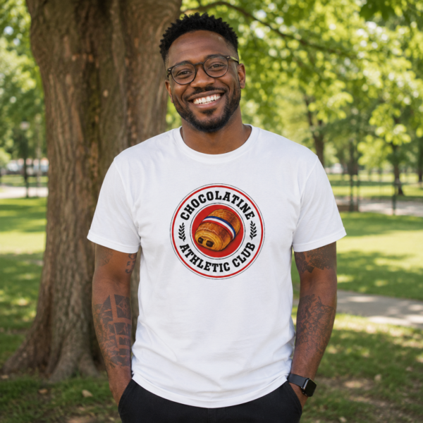 Un homme avec le t-shirt Chocolatine Athletic Club