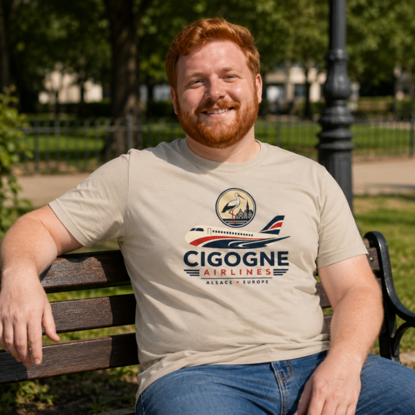 un homme avec un t-shirt Cigogne AIrlines
