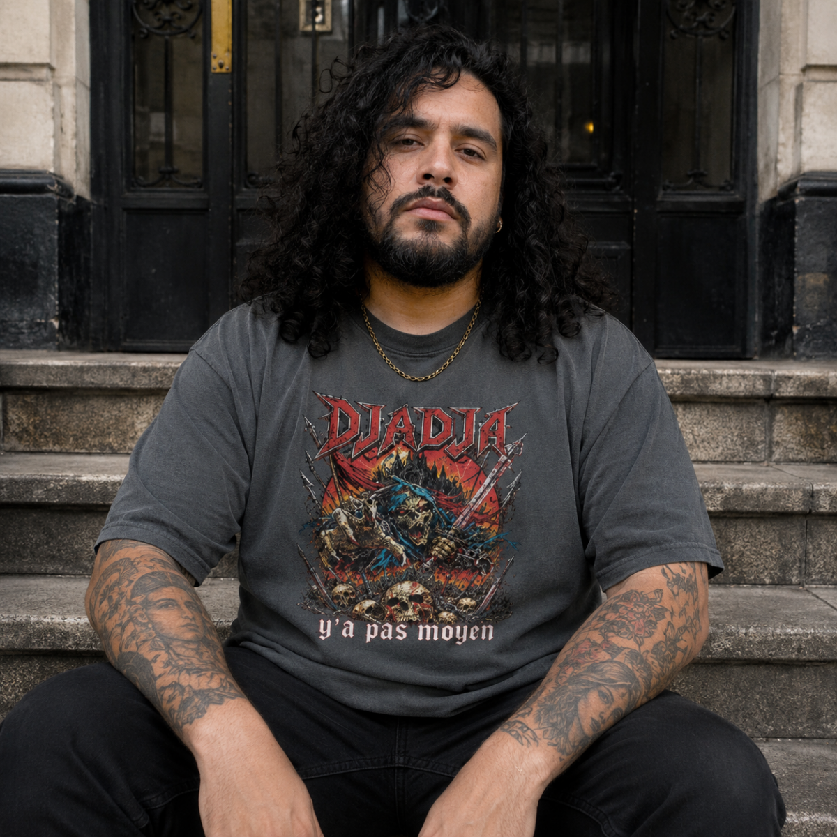 Un homme porte le t-shirt Djadja Aya Nakamura Metal
