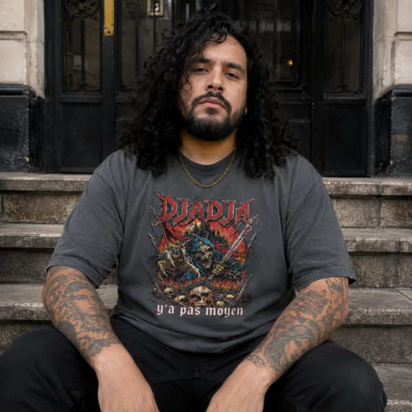 Un homme porte le t-shirt Djadja Aya Nakamura Metal