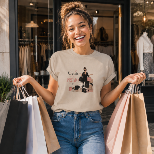 Une jeunne femme porte le t-shirt C'était en promo