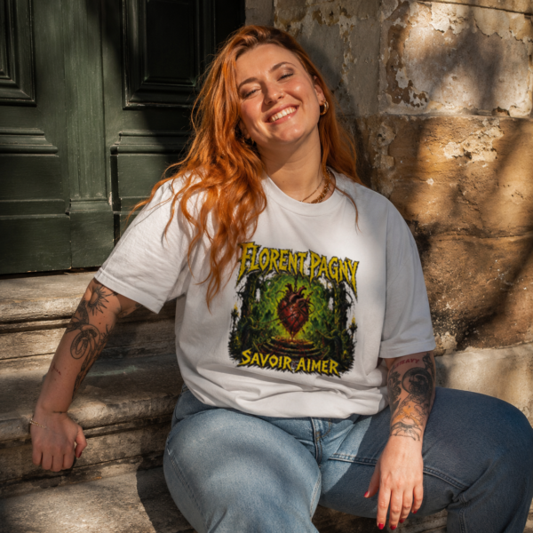 Une femme porte le t-shirt Florent Pagny Metal