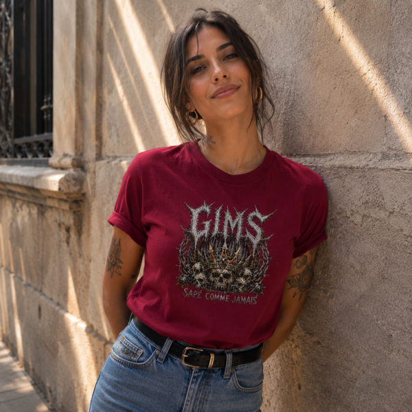 Une femme porte le T-shirt Gims Metal