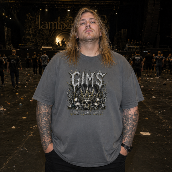 Un homme porte le T-shirt Gims Metal à un concert