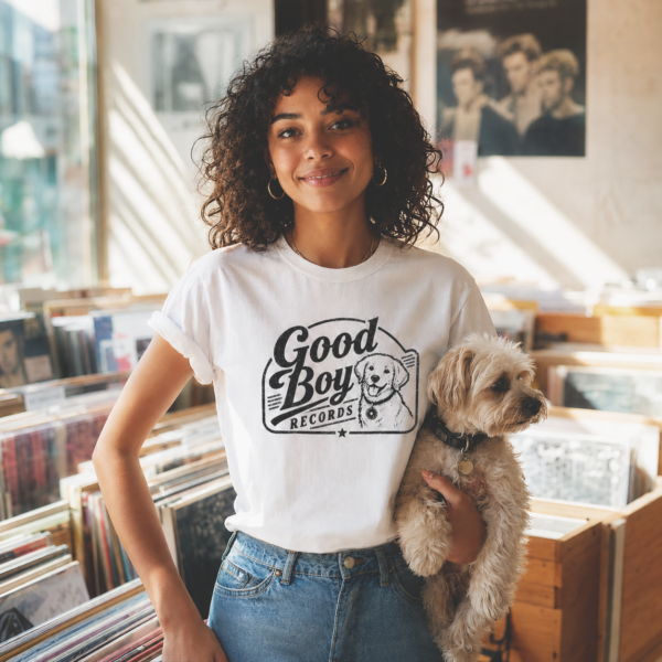 une femme avec un chien, chez un disquaire avec un T-shirt Good Boy Records