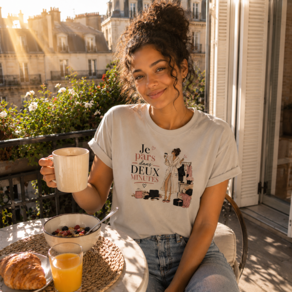 jeune femme portant le t-shirt Je pars dans 2 minutes