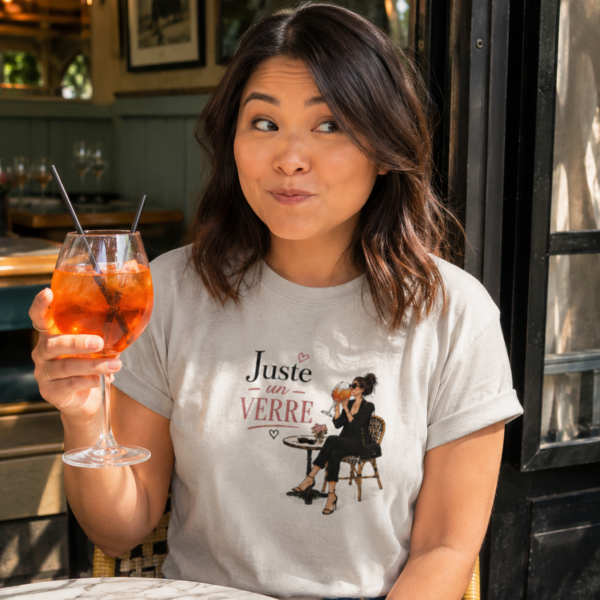 Jeune femme portant le t-shirt Juste un verre