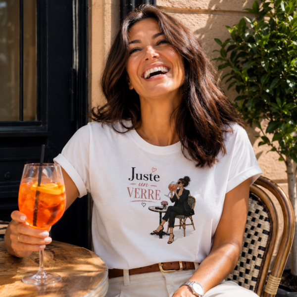femme portant le t-shirt Juste un verre
