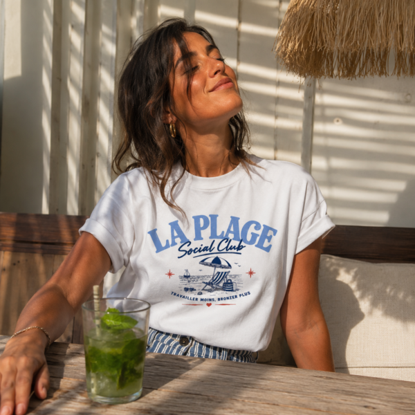 une femme porte le t-shirt La plage social club