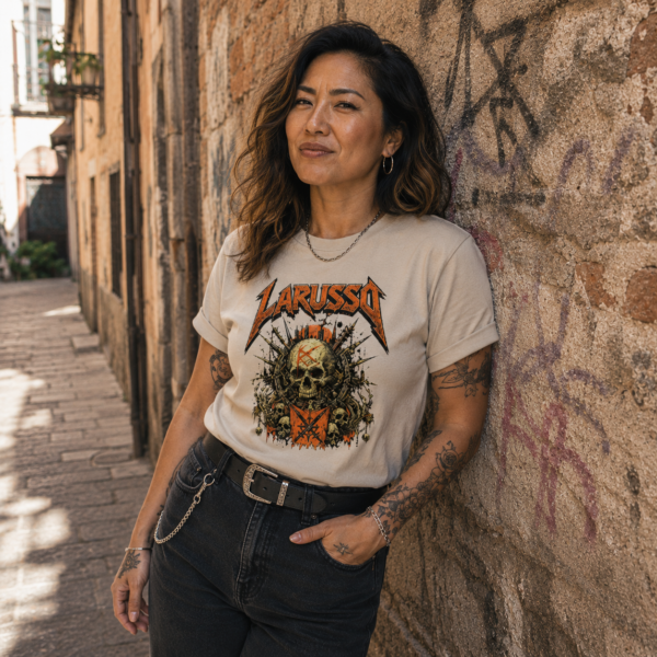 Une femme porte le t-shirt Larusso Metal