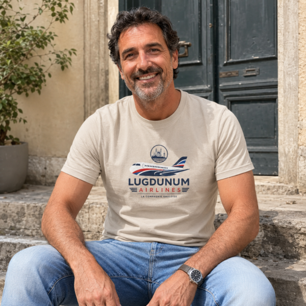Un homme porte un t-shirt Lugdunum Airlines