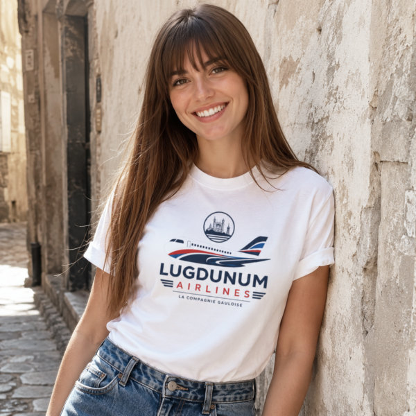 Une femme avec un t-shirt Lugdunum Airlines