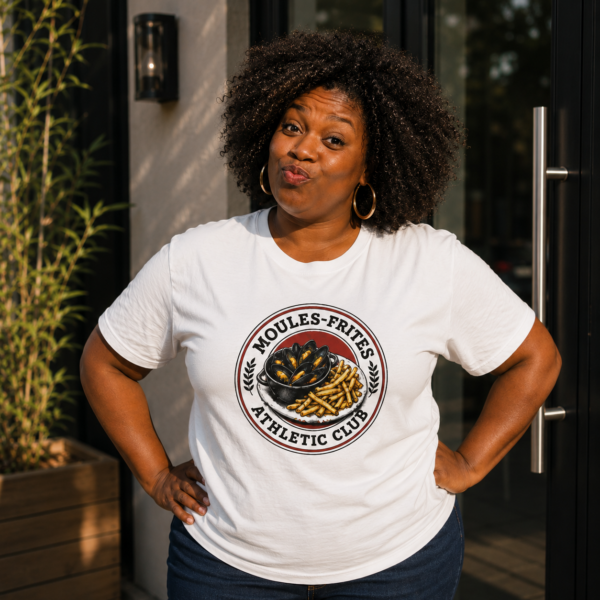 Jeune femme portant un t-shirt Moules-Frites Athletic Club