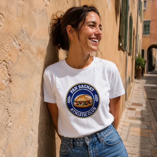 Femme qui porte un T-shirt Pan bagnat Athletic Club blanc