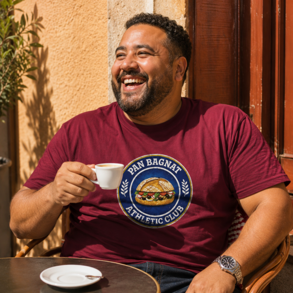 Homme qui boit un café et porte un T-shirt Pan bagnat Athletic Club