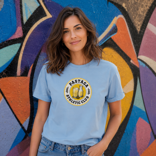 Jeune femme portant un t-shirt Pastaga Athletic Club