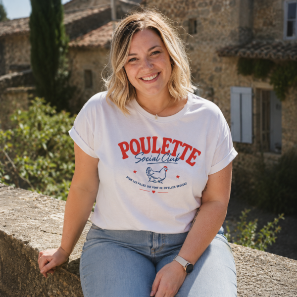 Femme blonde qui porte un t-shirt poulette social club