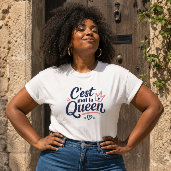 Femme racisée portant un tee shirt C'est moi la Queen