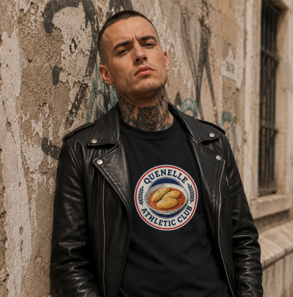 Homme portant un t-shirt Quenelle Athletic Club