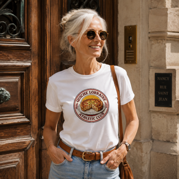 Femme avec un t-shirt Quiche Lorraine Athletic Club