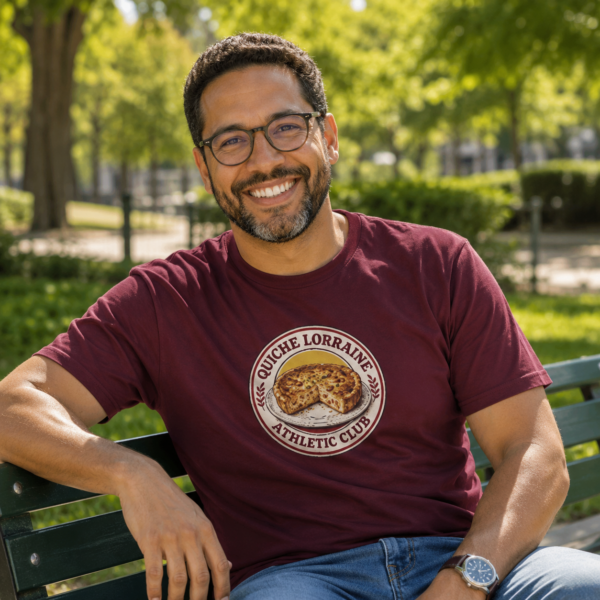 Homme qui porte un t-shirt Quiche Lorraine Athletic Club