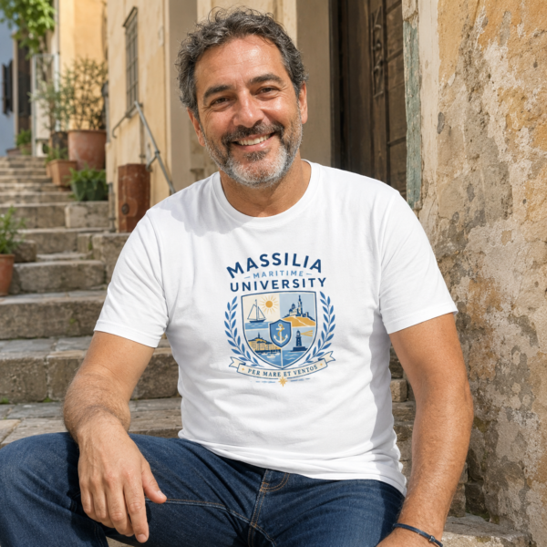 Un homme porte le t-shirt Massila Maritime University