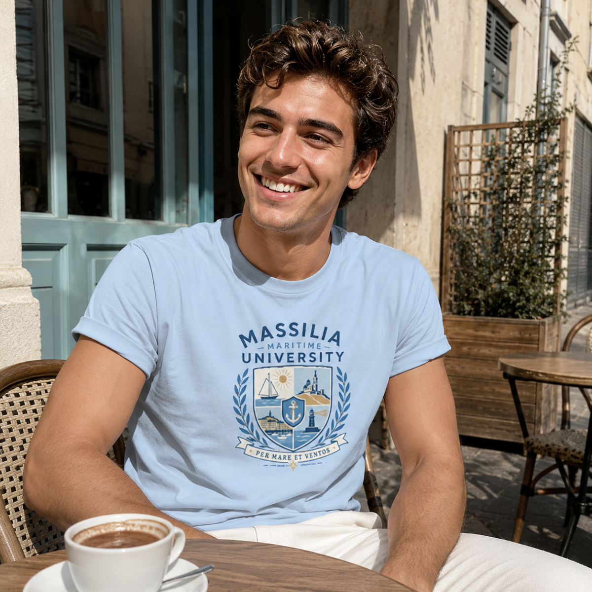 Un jeune homme porte le t-shirt Massila Maritime University