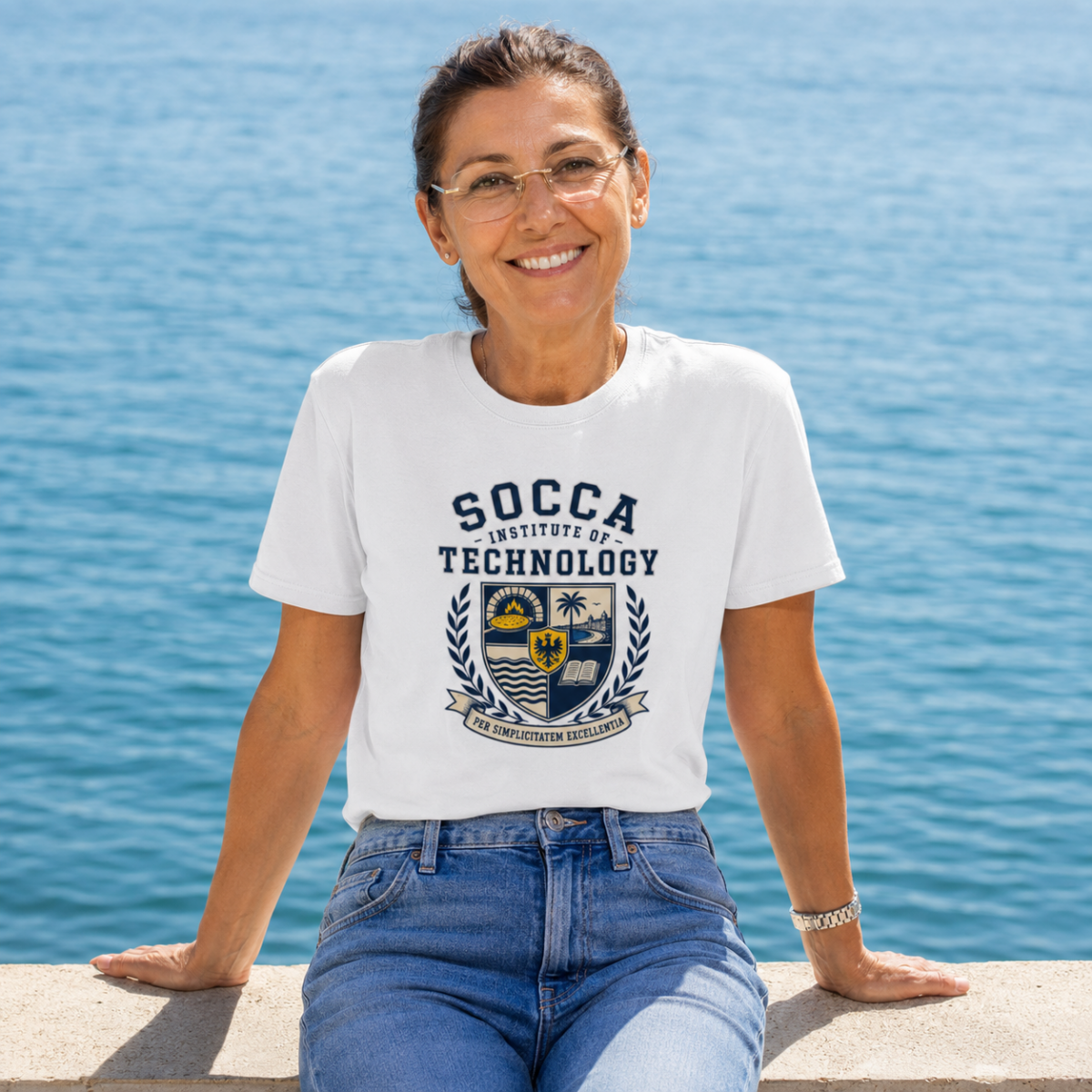 Une femme niçoise porte un t-shirt Socca Institute of Technology