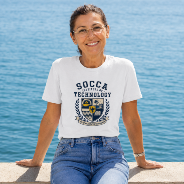 Une femme niçoise porte un t-shirt Socca Institute of Technology