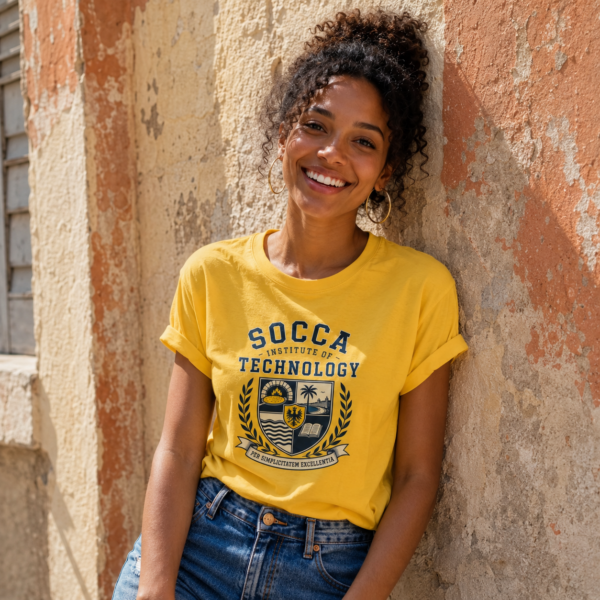 Jeune femme porte le T-Shirt jaune de Socca Institute of Gastronomy, design niçois