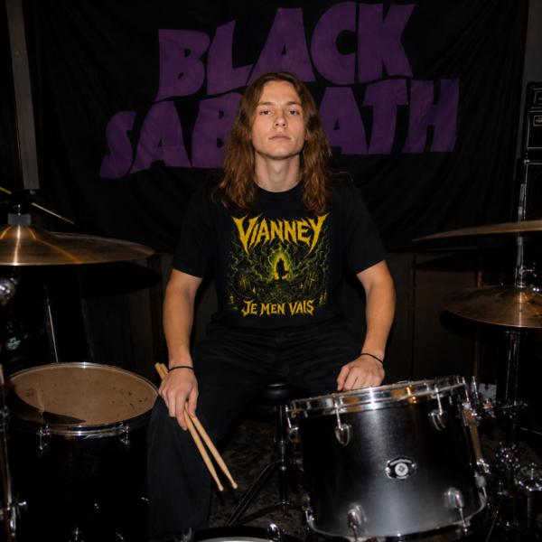 Un jeune batteur porte le t-shirt Vianney Metal