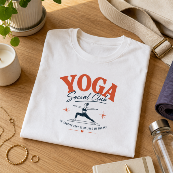 T-shirt Yoga Social Club plié, design yoga humoristique