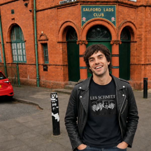 Un jeune homme porte le tshirt Les Schmitt parodique des Smiths