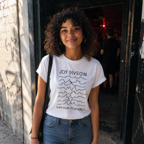 Femme portant le t-shirt blanc Joy Divsoin Unkown Plasures