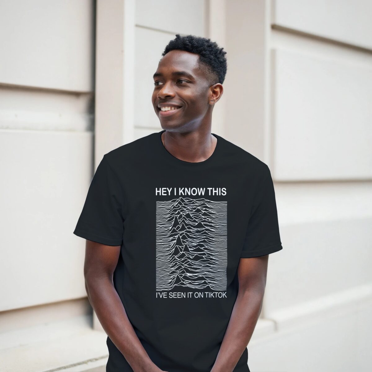 Jeune homme portant le t-shirt noir Joy Division TikTok