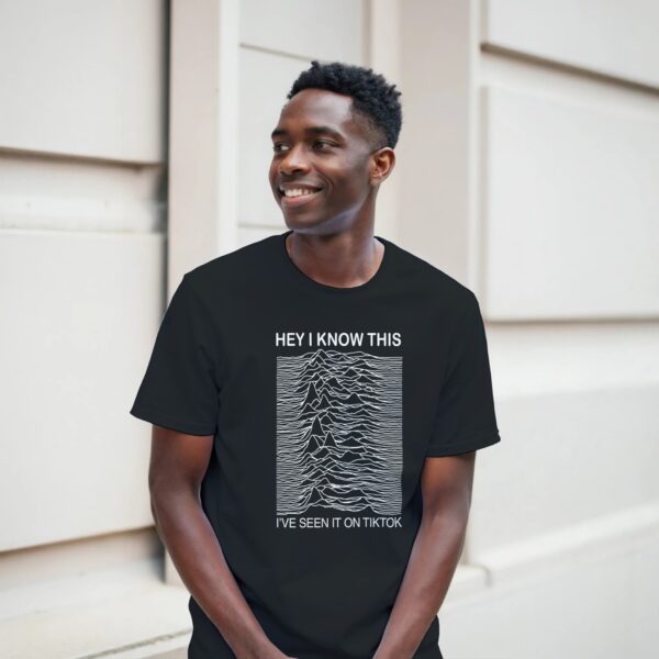 Jeune homme portant le t-shirt noir Joy Division TikTok