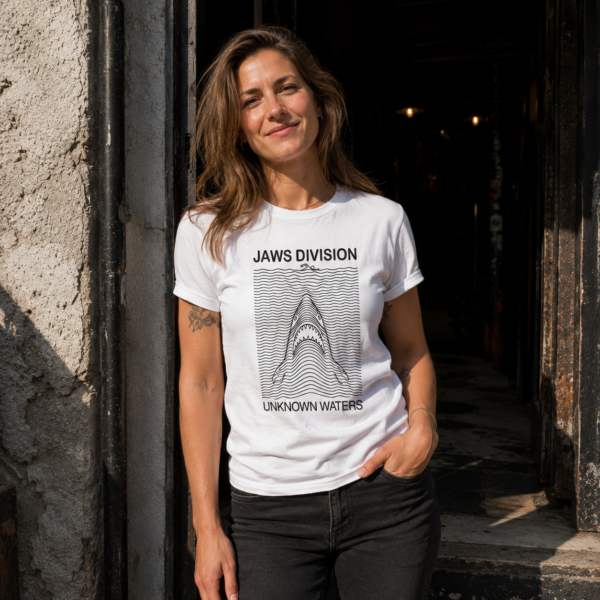 Jeune femme portant un t-shirt noir Jaws Division devant une entrée de salle de concert