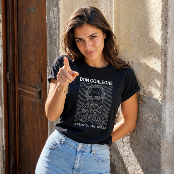 Femme portant le t-shirt noir Don Corleone dans une ruelle ensoleillée