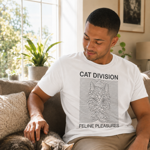 Homme portant le t-shirt blanc Cat Division et caressant un chat endormi sur un canapé