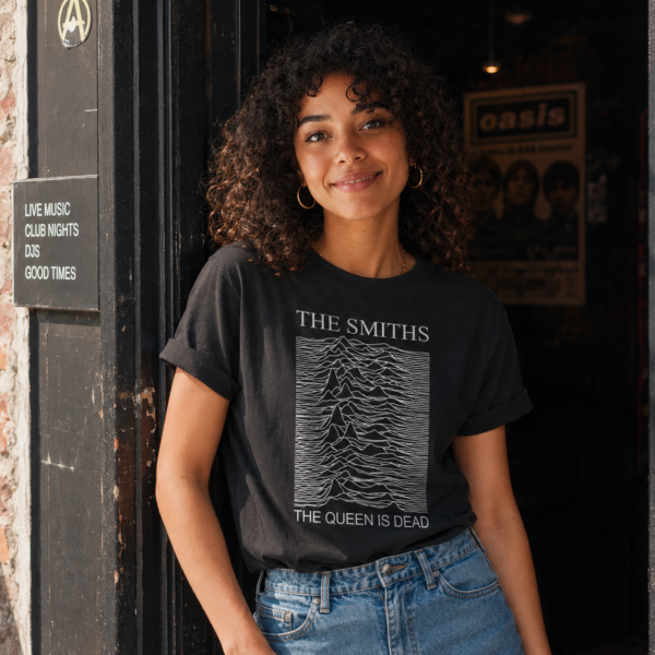 Jeune femme portant le t-shirt noir The Smiths The Queen Is Dead façon Unknown Pleasures