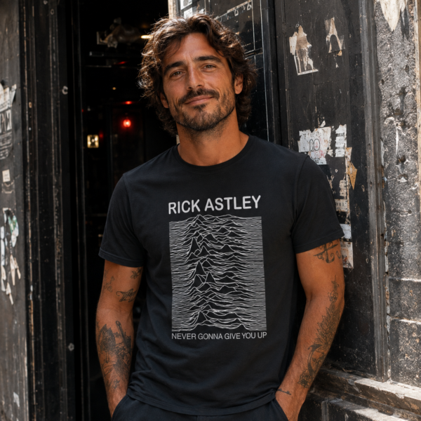 Homme portant le t-shirt noir Rick Astley parodie Joy Division